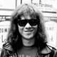 Illustration for article titled A Tommy Ramone-emléktáblát vizes ronggyal eltüntették, szobor még lehet!